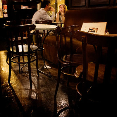 Interior del acogedor Café de Ruiz en el barrio de Malasaña, Madrid