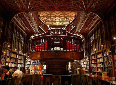 Escalera principal de la bella librería Lello de Oporto