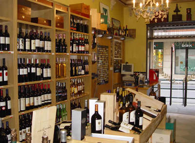 Interior de la tienda especializada de vinos 'Vinoteca Manu Martín' en Bilbao