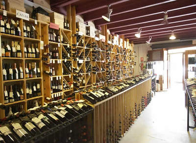 Interior de la tienda 'De Vins de Menorca' en Mahón