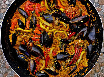 Paella marinera con marisco y mejillones