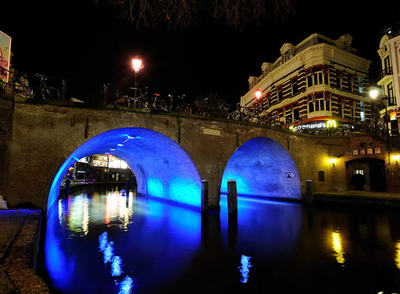 Puente iluminado,  forma parte del itinerario del Trajectum Lumen de Utrecht