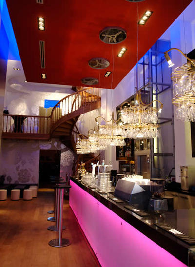 Interior del bar, antes antiguo almacen, Winkel Van Sinkel en Utrecht, Holanda