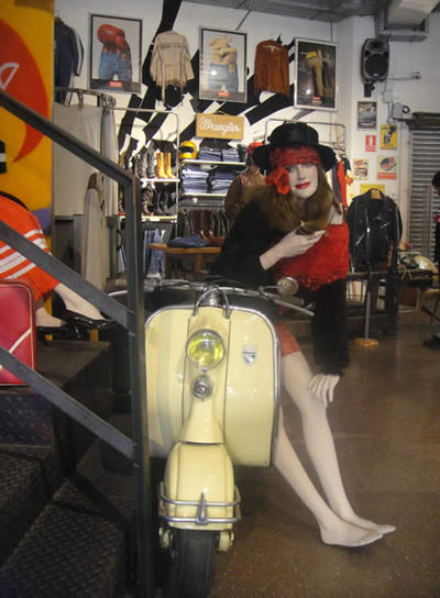 Moto con maniquí en la tiende de Plaza de Castilla, 2, de Holala! en Barcelona