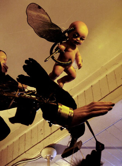 Una de las múltiples extravagancias que cuelgan de las paredes y techo en Radio Havana Social, bar de obligada visita en Mission