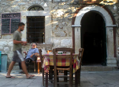 Una de las bebidas tradicionales de la isla griega de Kíos es el  frappé , un café batido frío en vaso grande y alto coronado por un estrato espumoso
