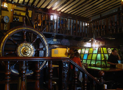 En la calle Silva, a un paso de la Gran Vía, ensaladilla con verduras frescas y merluza rebozada en tiras