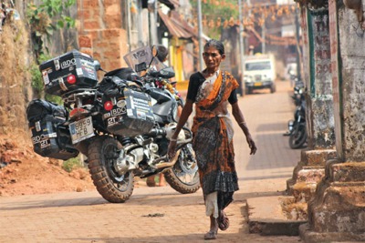 La moto del autor en Goa.