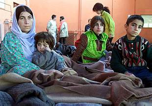 Los refugiados kurdos  recobran fuerzas en un campamento militar francés