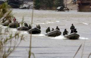 Los equipos de rescate reanudan con un sonar la búsqueda de los vehículos caídos al Duero