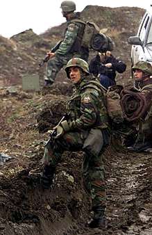 Tropas yugoslavas se despliegan en  la franja desmilitarizada de Kosovo para combatir a la guerrilla albanesa