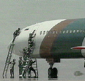 Tres personas mueren en el asalto policial del avión ruso secuestrado