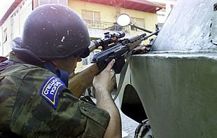 Los combates entre macedonios y albaneses alcanzan el interior de Tetovo