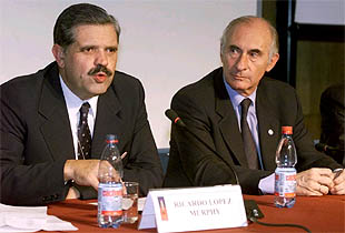 Ricardo López Murphy, junto al presidente argentino Fernando de la Rúa, ayer, en Santiago de Chile.