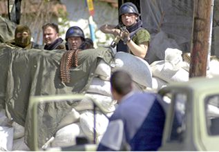 El gobierno de Macedonia desoye el llamamiento de la UE y ataca posiciones de los separatisas albaneses