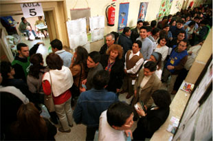 El primer sondeo da la victoria a Alejandro Toledo con el 41,3% de los votos