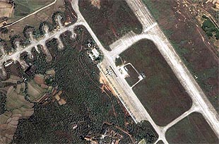 Imagen de la base china de Lingshui tomada por el satélite  Ikonos , en la que se puede ver el avión espía estadounidense.