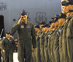 El piloto Curtis Towne, tripulante del EP-3, saluda a su llegada a la Base Aérea de Hickam en Hawai. (REUTERS).