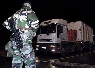 Un convoy formado por 51 camiones ha trasladado esta noche un polvorín francés de la I Guerra Mundial.