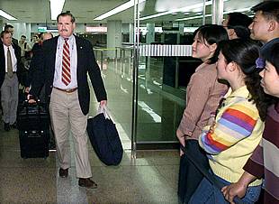 Una delegación estadounidense llega a Pekín para intentar la devolución del avión espía