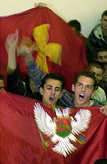 Seguidores de la coalición independentista  Victoria Montenegrina  celebran el triunfo de su partido en las elecciones parlamentarias.