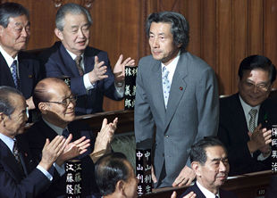 Junichiro Koizumi es nombrado primer ministro de Japón por el Congreso