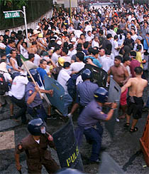 El Gobierno filipino declara el "estado de rebelión" ante el ataque de 20.000 seguidores de Estrada