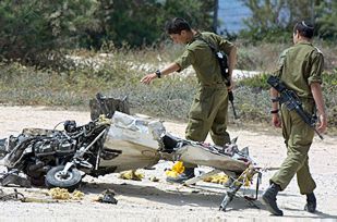 Soldados israelíes inspeccionan los restos de la avioneta derribada.