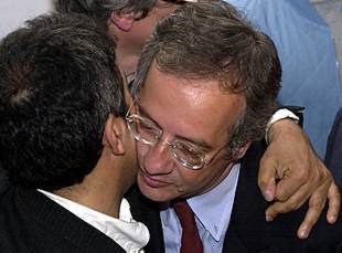 El Olivo frena el 'efecto Berlusconi' y vence en Roma, Nápoles y Turín