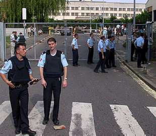 Los dos delincuentes amotinados en una cárcel francesa se entregan a la policía