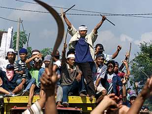 La policía indonesia dispersa a tiros las manifestaciones a favor del presidente Wahid