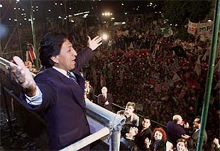   Alejandro Toledo cierra su campaña con un multitudinario mitin en Lima  