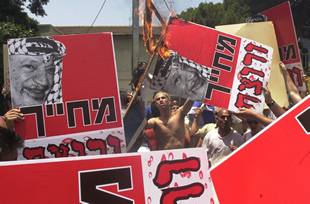 Arafat responde a la presión de Sharon y decreta el alto el fuego