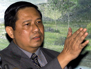 Wahid sustituye al fiscal general por uno de sus ministros para frenar su procesamiento