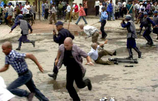   Toque de queda en Nepal tras la coronación del hermano del rey asesinado   (AP)