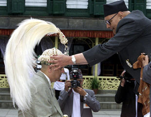 Decretado el toque de queda en Nepal tras la coronación del hermano del rey asesinado