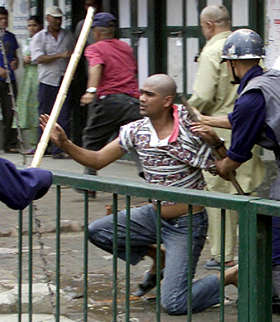 Segunda jornada de violencia en Nepal tras la coronación del Rey Gyanendra