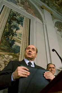 Berlusconi coloca al nacionalista Bossi y al 'ultra' Fini en puestos clave de su nuevo gobierno