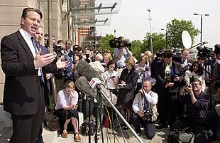 Michael Portillo presenta su candidatura para suceder a Hague al frente de los 'tories'