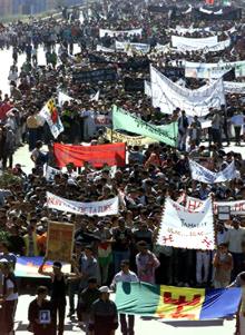 Violentos enfrentamientos en una masiva protesta contra la represión en la Cabilia