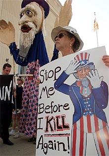 Varios manifestantes protestan contra la pena de muerte en Terre Haute (Indiana).