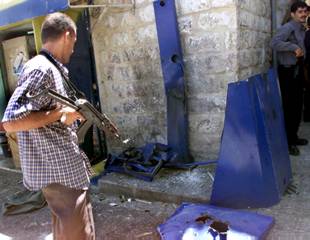 Un activista palestino muere al estallar una cabina de teléfonos