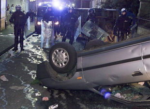 Decenas de jóvenes asiáticos toman las calles de Burnley en venganza por un ataque racista