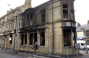 Decenas de jóvenes asiáticos toman las calles de Burnley en venganza por un ataque racista