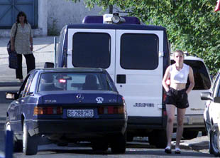 El Gobierno serbio entrega a Milosevic al Tribunal de La Haya