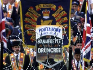 El Ejército británico impide que la marcha orangista derive en enfrentamientos