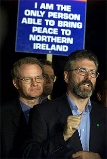   Trimble abandona la mesa de negociación del Ulster ante la falta de acuerdo   En la imagen, Gerry Adams conversa con los periodistas tras la reunión de ayer en Weston Park.