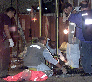   Tres muertos y 11 heridos en un atentado suicida al norte de Israel   En la imagen, la policía inspecciona el lugar del atentado.
