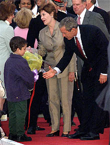   Bush inicia en Londres su segunda gira europea   En la imagen, el presidente estadounidense saluda al hijo del comandante de la base militar de Brize Norton.