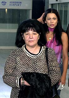 La mujer de Milosevic concluye su primera visita a su marido en la prisión de La Haya